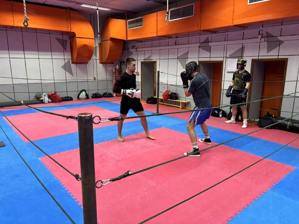 Sparing u ringu - dvojica polaznika s kacigama