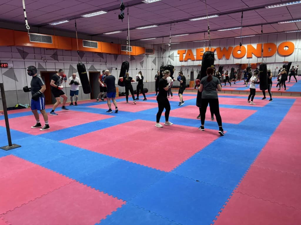 Grupni trening u punoj sali - parovi i vreće